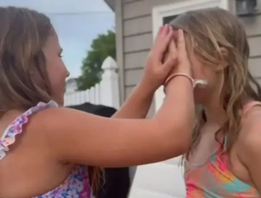 Menina ora pela amiga com problema na visão e ela relata melhora durante momento de lazer nos EUA