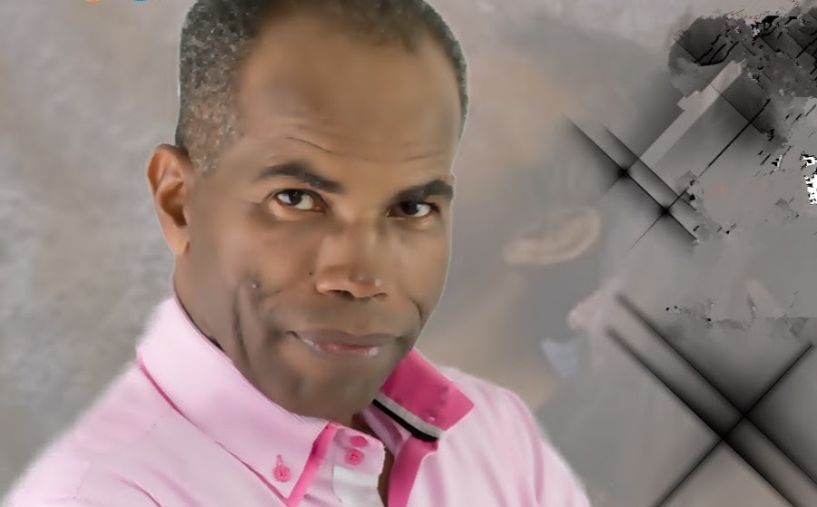 Edivaldo Santos canta “Segura na Mão de Jesus” em comemoração aos 96 anos de Angélica Batista