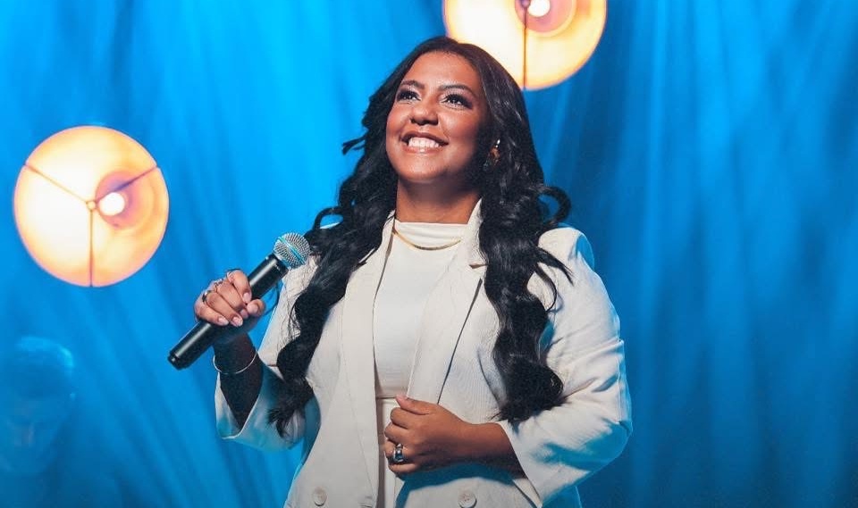Cantora gospel Larissa Pires revela diagnóstico de doença incurável e comemora ausência de câncer