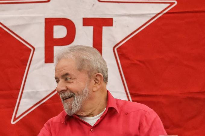 Lula relaciona vermelho do PT ao sangue de Cristo durante encontro com pastores