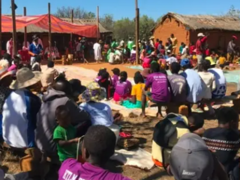 Mais de 100 de pessoas aceitam Jesus após ação missionária e queimam objetos de feitiçaria em Madagascar