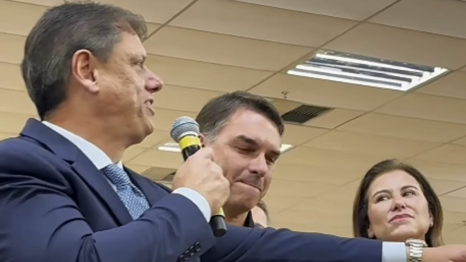 Ao lado de Flávio, Tarcísio de Freitas prega em igreja de São Paulo e pede orações pelo Brasil